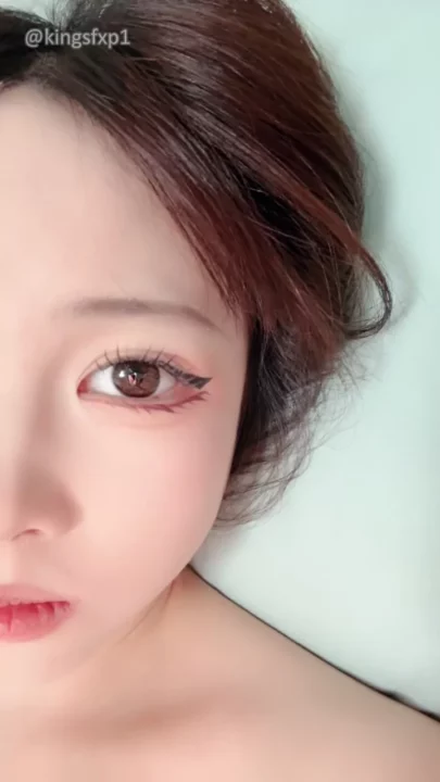 Uncensored Asian Amateur in Red Lingerie — Explicit POV Action with Thigh-Highs のスクリーンショット 3