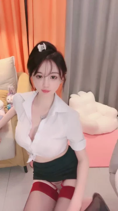 Screenshot 3 from Asian Livestream Solo — Petite Beauty Masturbates in Lingerie and Thigh-Highs