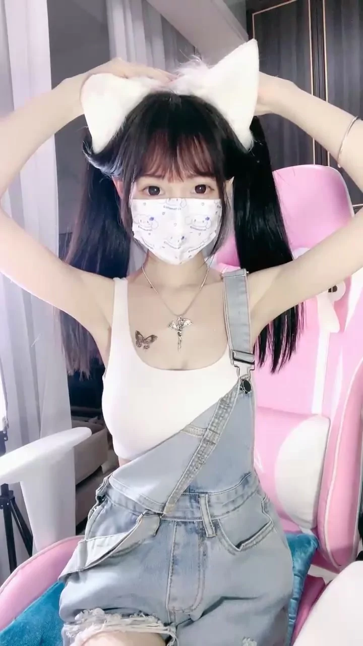 Play video: Petite Asian Beauty in Lingerie — Intimate Solo Livestream with Face Reveal