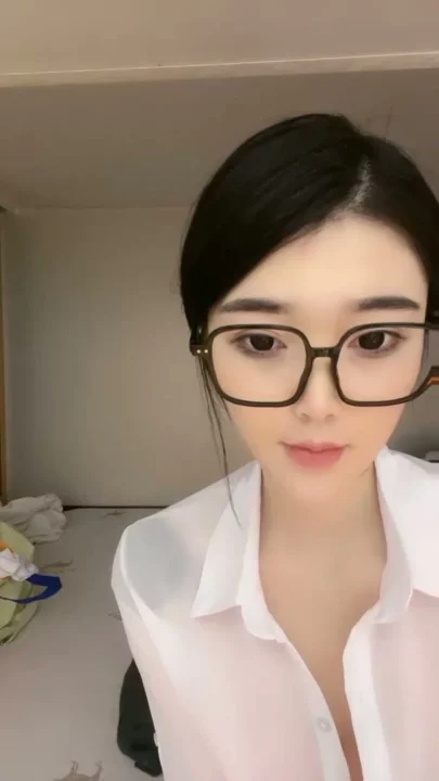 Screenshot 11 from Glasses-Wearing Asian Amateur Su Su LUCKY Takes Rough POV Creampie in Hotel Room