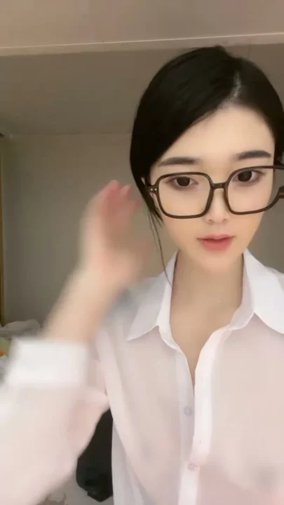 Screenshot 10 from Glasses-Wearing Asian Amateur Su Su LUCKY Takes Rough POV Creampie in Hotel Room