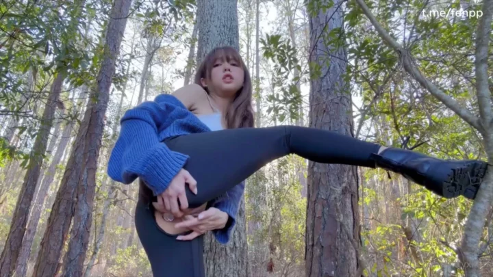 Screenshot 2 from East Asian Solo Forest Masturbation — Glass Dildo & Water Bottle POV