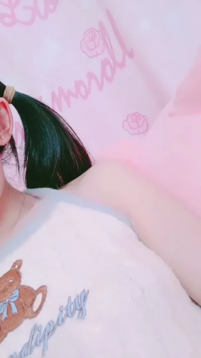 Screenshot 12 from Mengmeng’s Solo Session — East Asian Amateur Plays with Vibrator in Pink Bedroom