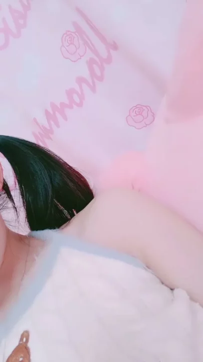 Screenshot 15 from Mengmeng’s Solo Session — East Asian Amateur Plays with Vibrator in Pink Bedroom