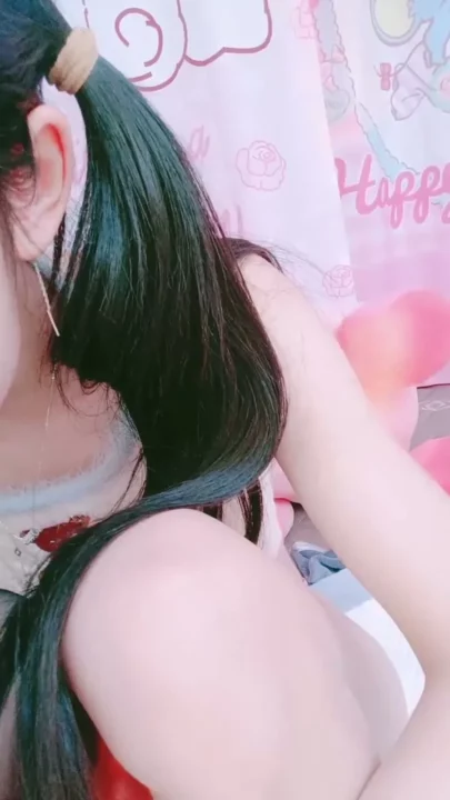 Screenshot 6 from Mengmeng’s Solo Session — East Asian Amateur Plays with Vibrator in Pink Bedroom