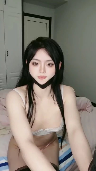 Screenshot 2 from Feifei’s Solo Asian Livestream — Shaved Pussy & Black Fishnets in Bedroom Tease