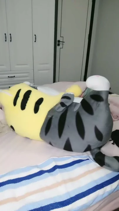 Screenshot 7 from Feifei’s Solo Asian Livestream — Shaved Pussy & Black Fishnets in Bedroom Tease