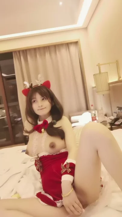 Screenshot 11 from Asian Livestream Amateur Solo — Petite Beauty in Santa Lingerie with Dildo