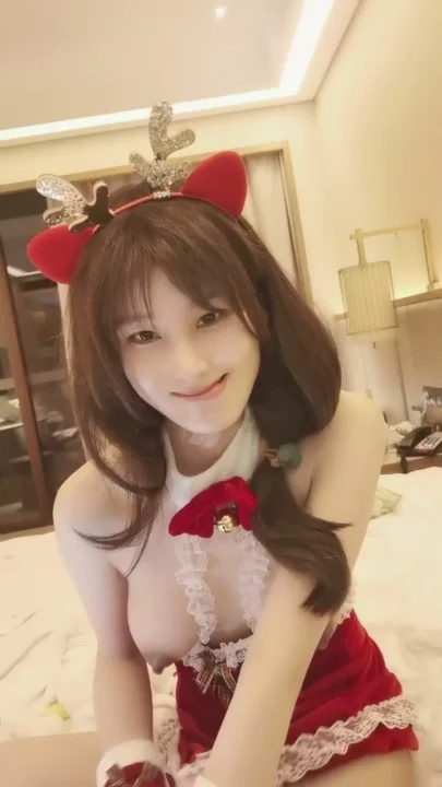 Screenshot 12 from Asian Livestream Amateur Solo — Petite Beauty in Santa Lingerie with Dildo