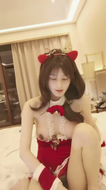 Screenshot 6 from Asian Livestream Amateur Solo — Petite Beauty in Santa Lingerie with Dildo