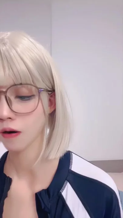 Screenshot 2 from Exclusive Leaked Asian Stream Featuring a Petite Glasses-Clad Star