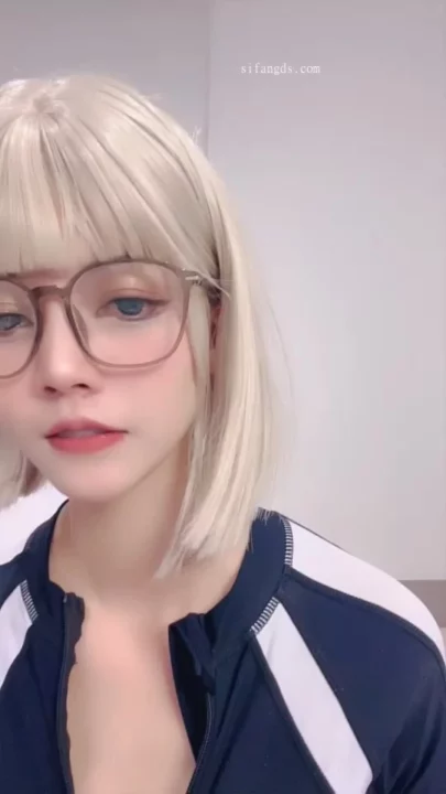 Screenshot 4 from Exclusive Leaked Asian Stream Featuring a Petite Glasses-Clad Star