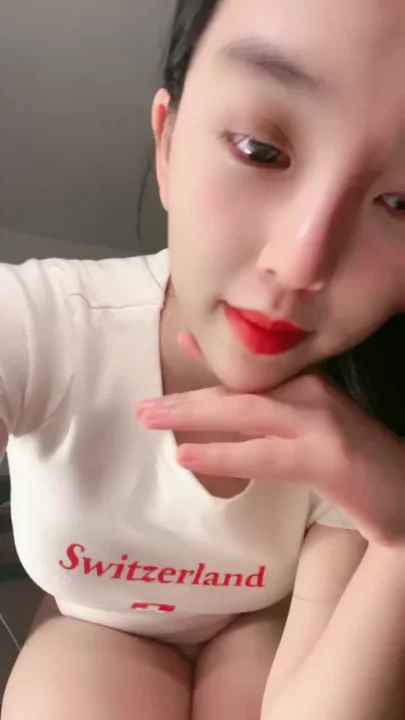 Screenshot 2 from Leaked Asian Cam Show — Petite Performer Fingers Herself Solo
