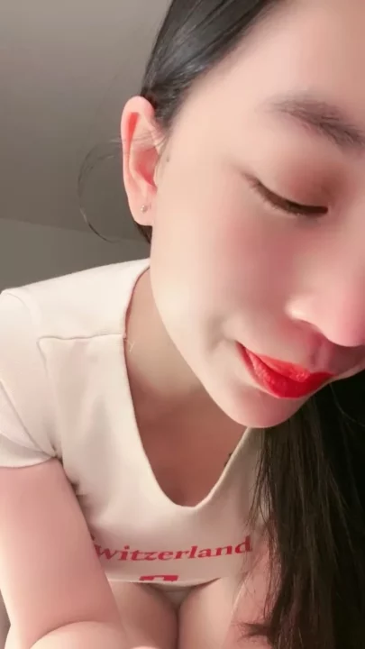 Screenshot 3 from Leaked Asian Cam Show — Petite Performer Fingers Herself Solo
