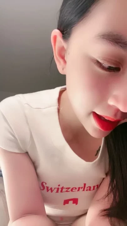 Screenshot 5 from Leaked Asian Cam Show — Petite Performer Fingers Herself Solo