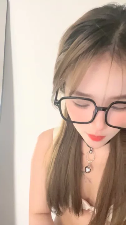 Screenshot 2 from Glasses-Wearing Amateur Ranxi Plays with Pink Toy in Uncensored Asian Livestream