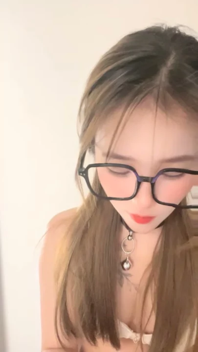 Screenshot 3 from Glasses-Wearing Amateur Ranxi Plays with Pink Toy in Uncensored Asian Livestream