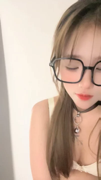 Screenshot 4 from Glasses-Wearing Amateur Ranxi Plays with Pink Toy in Uncensored Asian Livestream