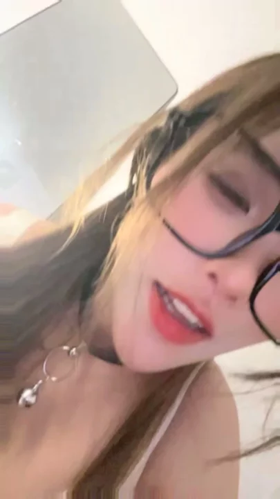 Screenshot 8 from Glasses-Wearing Amateur Ranxi Plays with Pink Toy in Uncensored Asian Livestream
