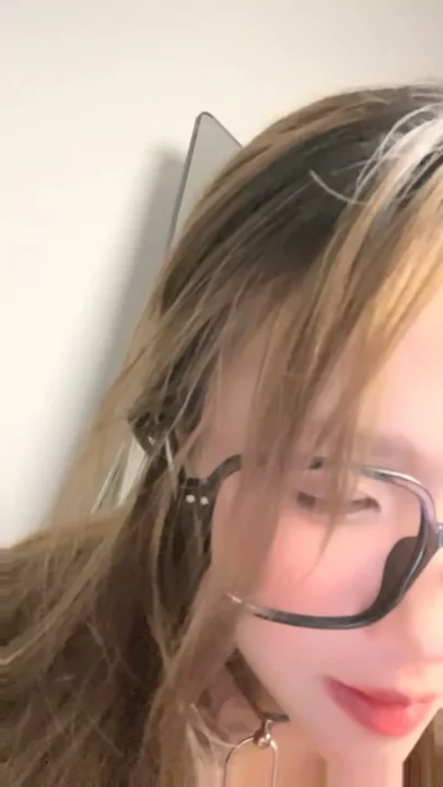 Screenshot 9 from Glasses-Wearing Amateur Ranxi Plays with Pink Toy in Uncensored Asian Livestream