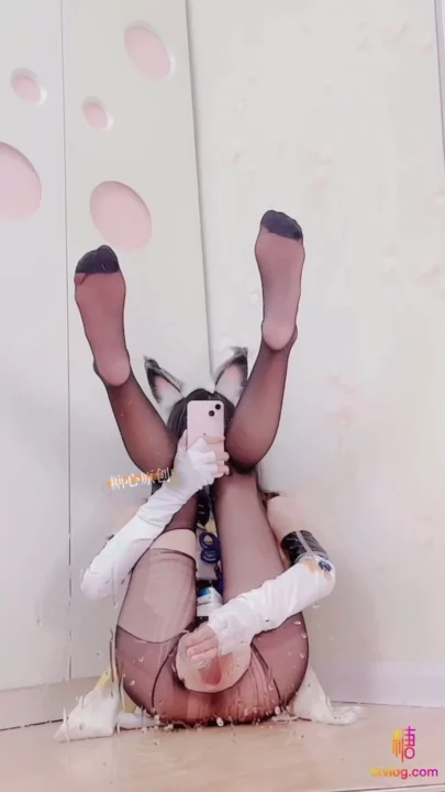 Screenshot 16 from Petite Asian Camgirl Fucks Herself Hard with Glass Toy While Wearing Thigh-Highs