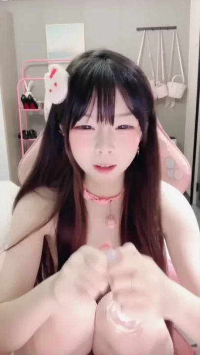 Uncensored POV Amateur — Petite Asian DaiDai Luo in Lingerie with Dildo Play のスクリーンショット 19