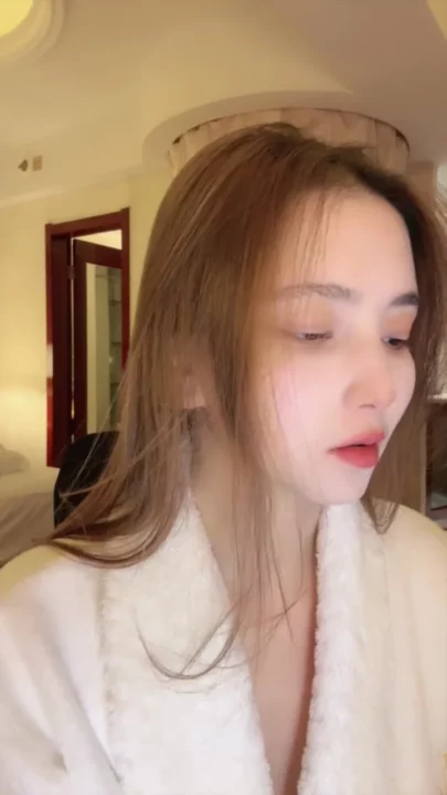 Screenshot 7 from Niuniu’s Fluffy Robe Solo — Petite Asian POV Tease
