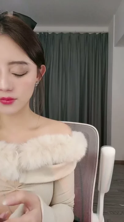 Screenshot 10 from Leaked Livestream: Petite Japanese Model Teases in Lingerie Before Solo Session — 115049