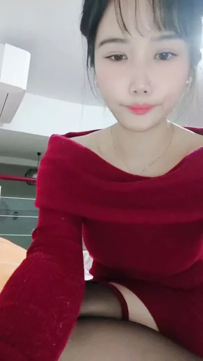 Screenshot 4 from Xinyi’s Leaked Solo Tape: Asian Amateur Masturbates in Lingerie on Pink Bedding