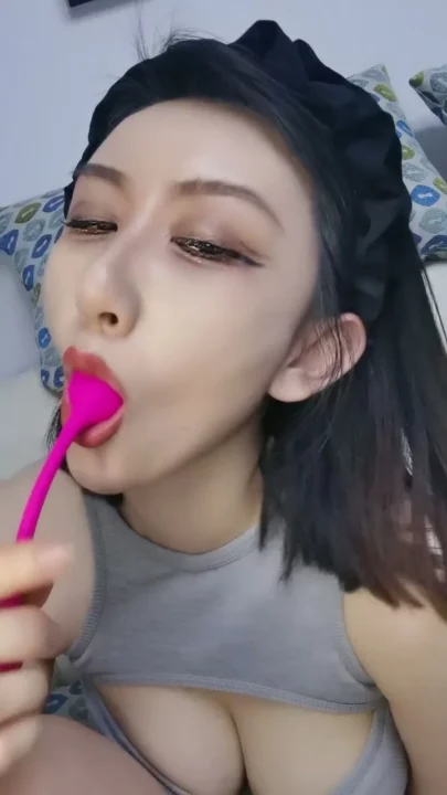 Screenshot 4 from Asian Amateur Dildo Solo — Shanshan’s Shaved Pussy Face-Shown Scene