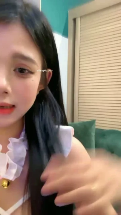 Screenshot 2 from Vivi Seduces in Lingerie During Leaked Asian Cam Livestream — Off-Frame Action