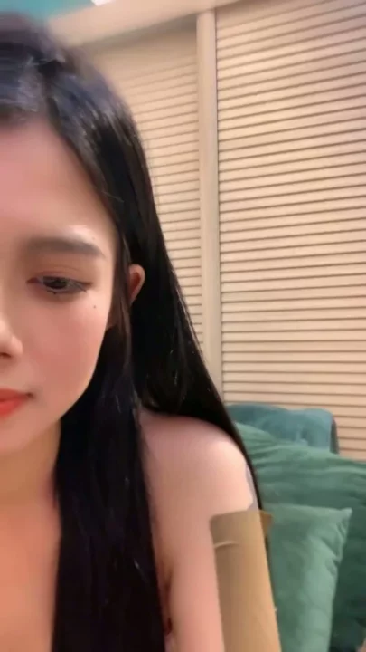 Screenshot 14 from Vivi Seduces in Lingerie During Leaked Asian Cam Livestream — Off-Frame Action