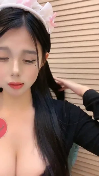 Screenshot 17 from Vivi Seduces in Lingerie During Leaked Asian Cam Livestream — Off-Frame Action