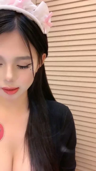 Screenshot 18 from Vivi Seduces in Lingerie During Leaked Asian Cam Livestream — Off-Frame Action