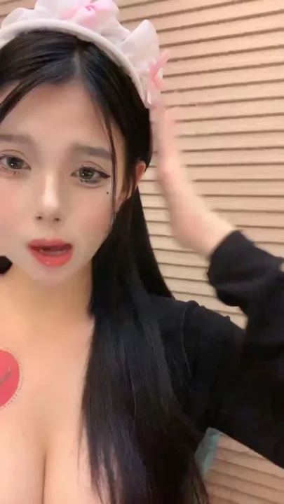 Vivi Seduces in Lingerie During Leaked Asian Cam Livestream — Off-Frame Action
