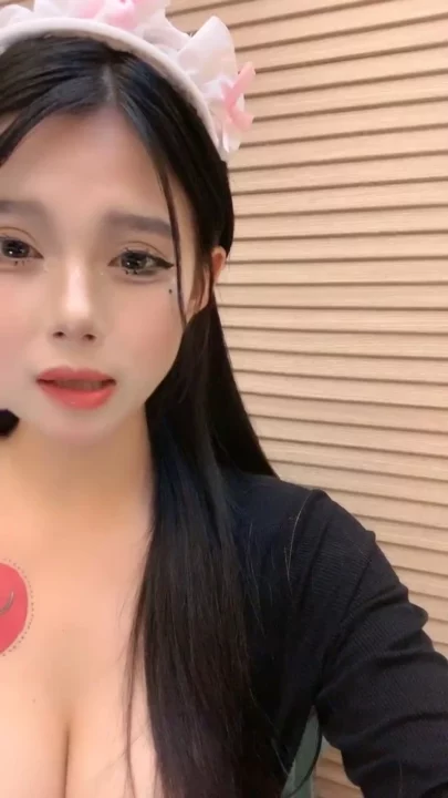 Screenshot 20 from Vivi Seduces in Lingerie During Leaked Asian Cam Livestream — Off-Frame Action