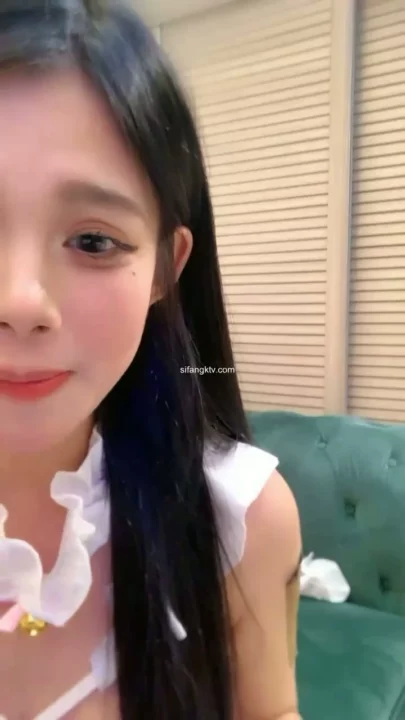 Screenshot 3 from Vivi Seduces in Lingerie During Leaked Asian Cam Livestream — Off-Frame Action