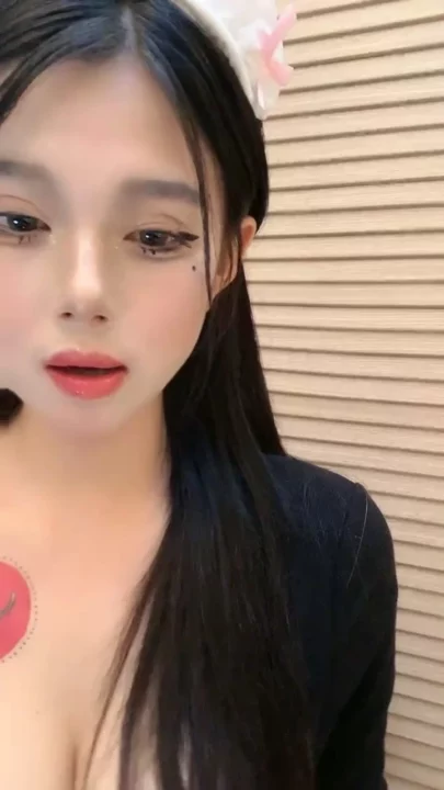 Screenshot 21 from Vivi Seduces in Lingerie During Leaked Asian Cam Livestream — Off-Frame Action