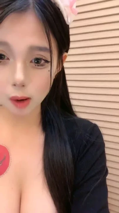 Screenshot 23 from Vivi Seduces in Lingerie During Leaked Asian Cam Livestream — Off-Frame Action