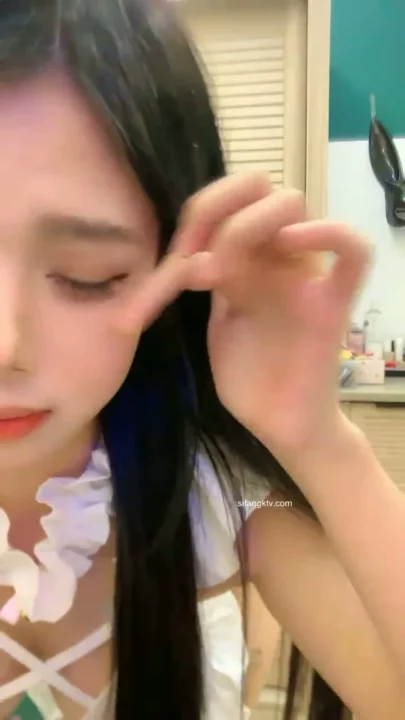 Screenshot 4 from Vivi Seduces in Lingerie During Leaked Asian Cam Livestream — Off-Frame Action