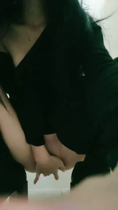 Screenshot 11 from Asian Amateur POV — Feifei’s Bathroom Livestream Leak with Off-Frame Partner