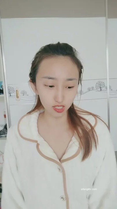 Screenshot 12 from Feifei’s First Face-Revealed Livestream — Asian Solo in White Pajamas