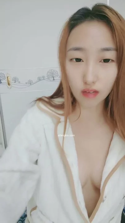 Screenshot 3 from Feifei’s First Face-Revealed Livestream — Asian Solo in White Pajamas
