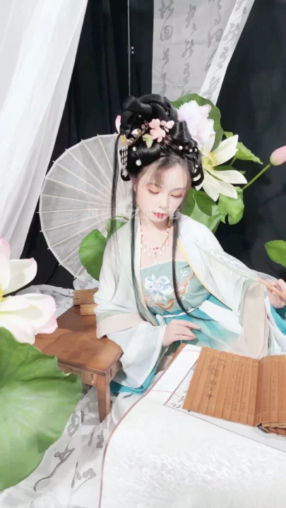 Screenshot 2 from Traditional Hanfu Solo Scene — Petite Asian Beauty Unveils Her Body