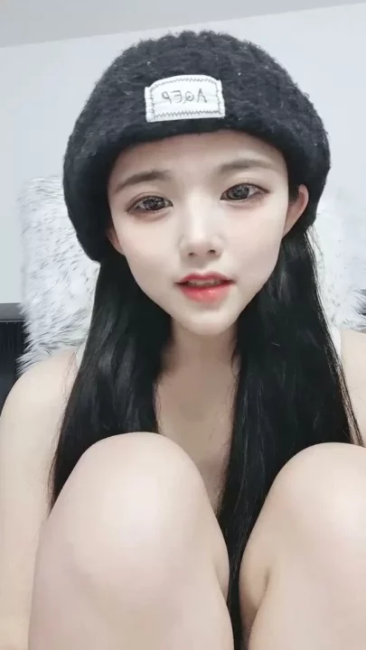 Screenshot 11 from Leaked Feifei Livestream — Petite Asian Tease in Lingerie Captures Gap Moe Charm
