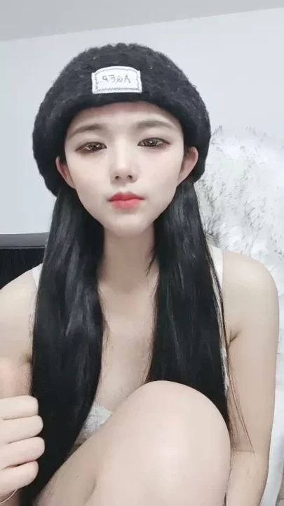 Screenshot 12 from Leaked Feifei Livestream — Petite Asian Tease in Lingerie Captures Gap Moe Charm