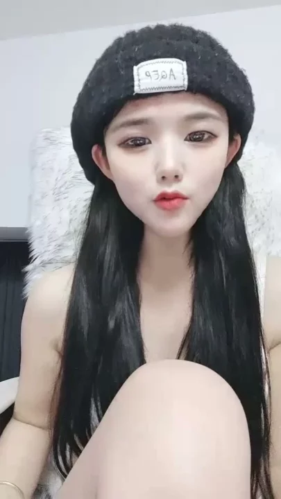 Screenshot 15 from Leaked Feifei Livestream — Petite Asian Tease in Lingerie Captures Gap Moe Charm