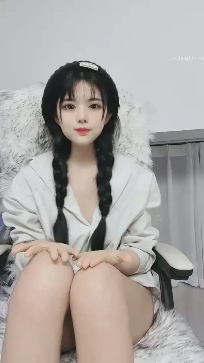 Screenshot 4 from Leaked Feifei Livestream — Petite Asian Tease in Lingerie Captures Gap Moe Charm