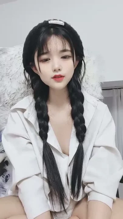 Screenshot 5 from Leaked Feifei Livestream — Petite Asian Tease in Lingerie Captures Gap Moe Charm