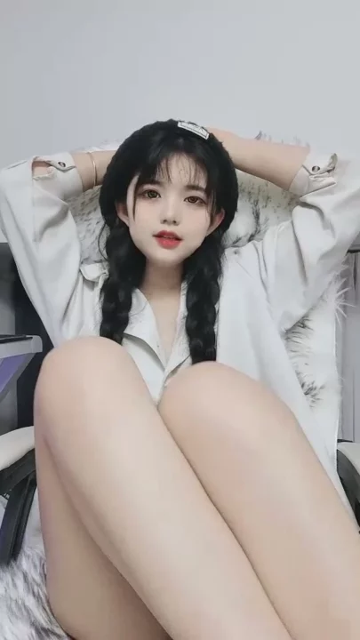 Screenshot 7 from Leaked Feifei Livestream — Petite Asian Tease in Lingerie Captures Gap Moe Charm